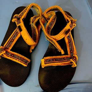 Tevo sandals